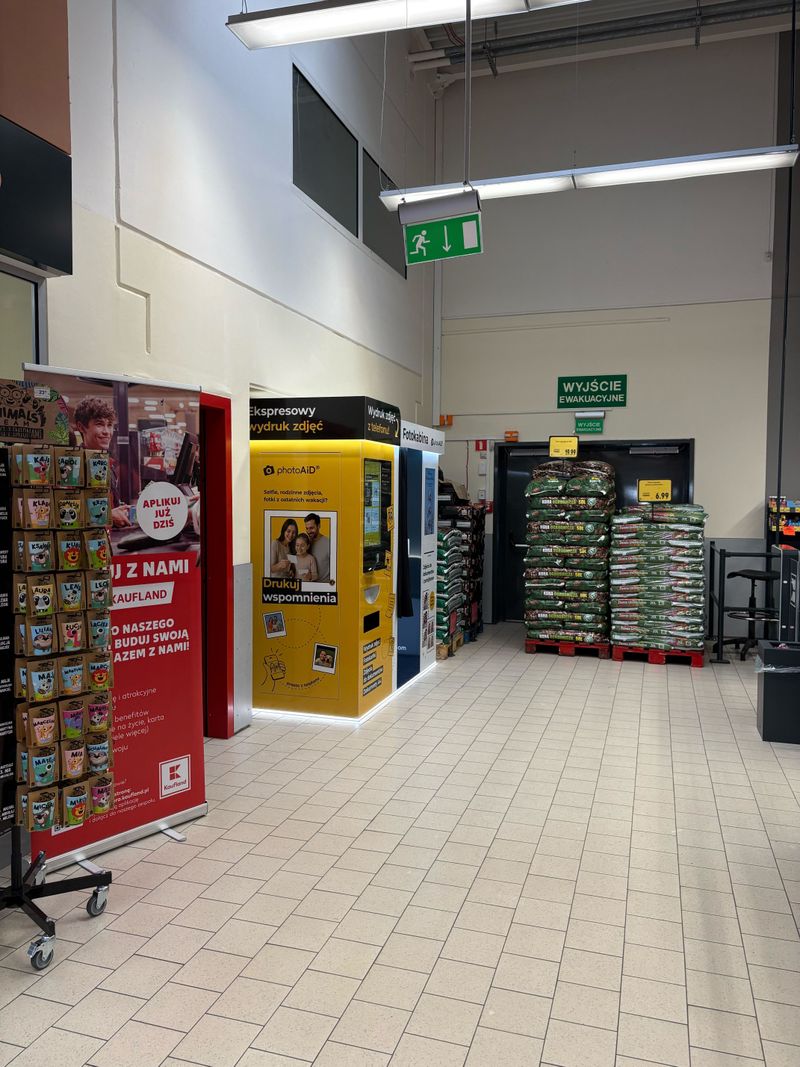 Wywoływanie zdjęć i druk dokumentów A4 w foto kiosku PhotoAiD w Kaufland Łask przy ulicy Warszawskiej