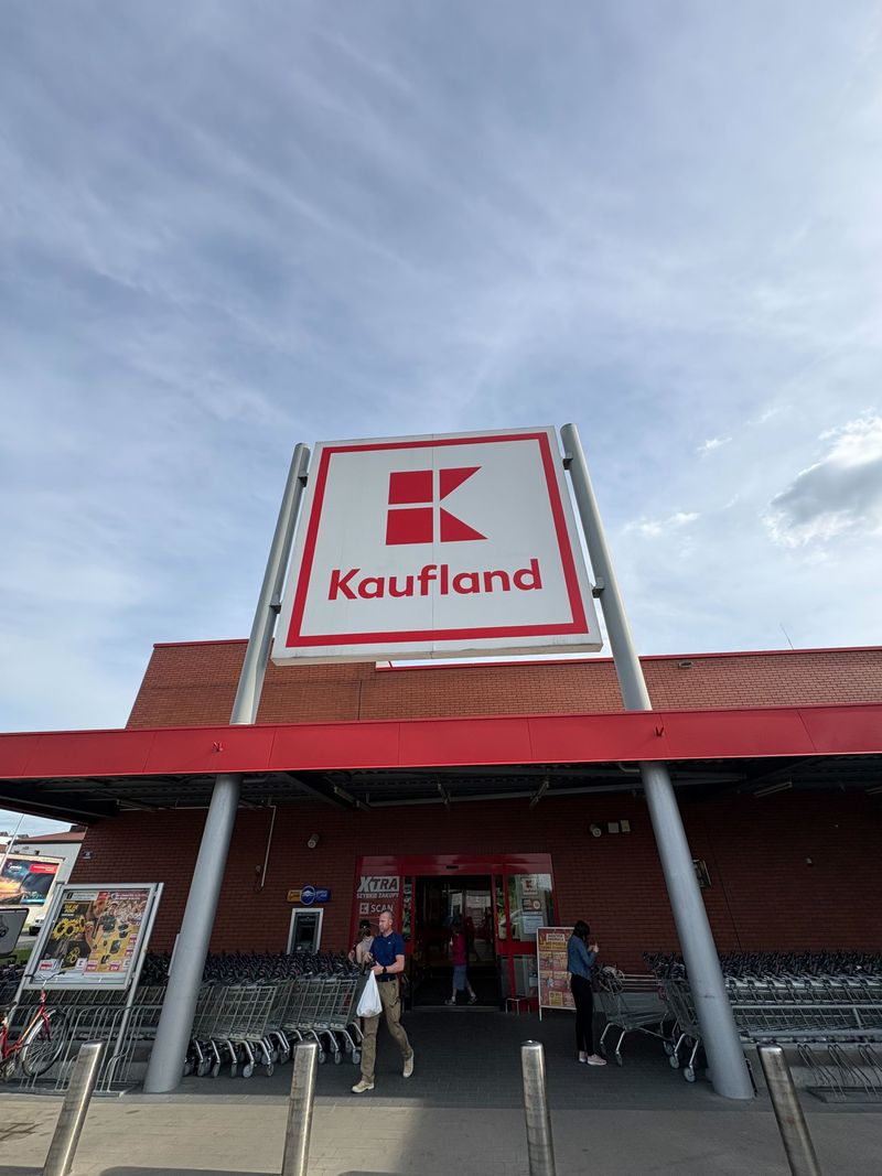 Samoobsługowy foto kiosk PhotoAiD z fotobudką w Kaufland Łask przy ulicy Warszawskiej