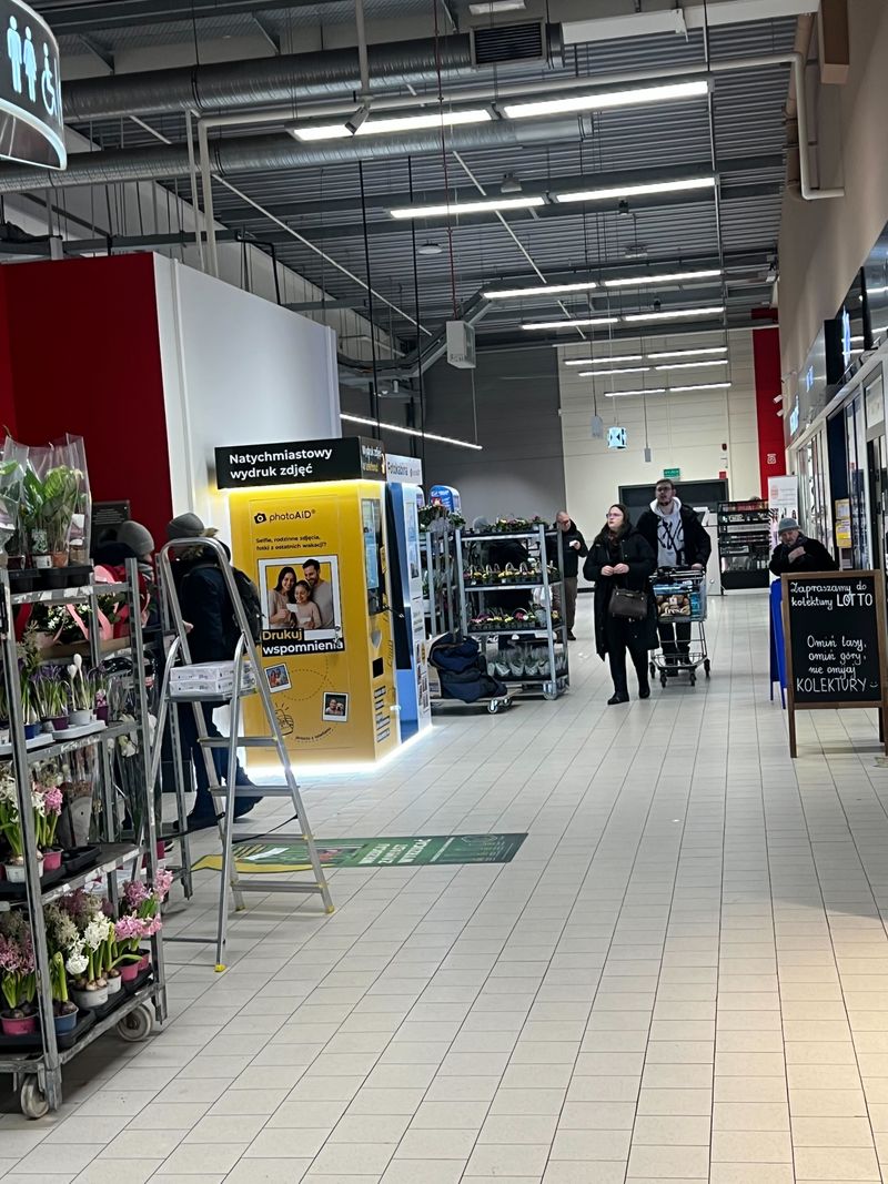 Foto kiosk z fotobudką do wywoływania zdjęć i druku dokumentów A4 w Kaufland Łódź Puszkina na Widzewie