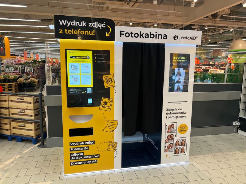 Foto kiosk z fotobudką do wywoływania zdjęć i druku dokumentów A4 w Kaufland Łódź Wróblewskiego przy ulicy Walerego Wróblewskiego