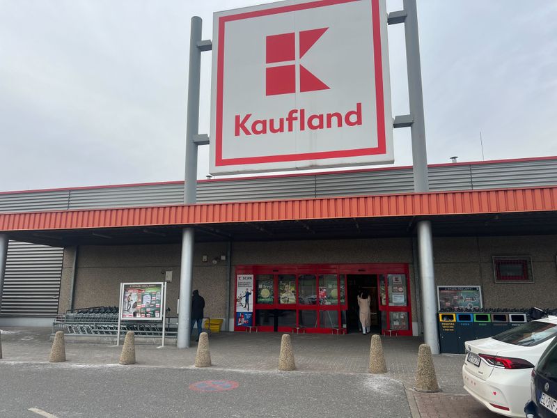Samoobsługowy foto kiosk PhotoAiD z fotobudką w Kaufland Łódź Wróblewskiego przy ulicy Walerego Wróblewskiego