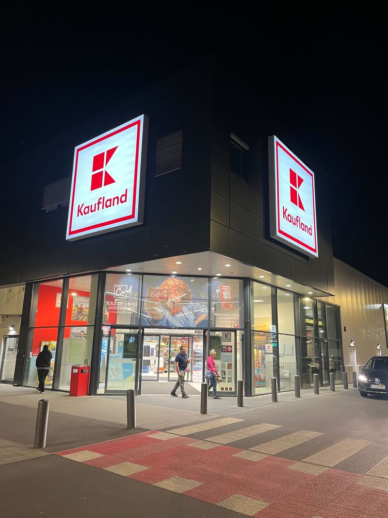 Samoobsługowy foto kiosk PhotoAiD z fotobudką w Kaufland Mikołów przy ulicy Rybnickiej
