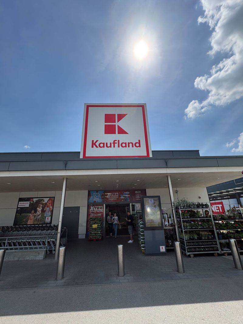 Samoobsługowy foto kiosk PhotoAiD z fotobudką w Kaufland Opoczno przy ulicy Dworcowej