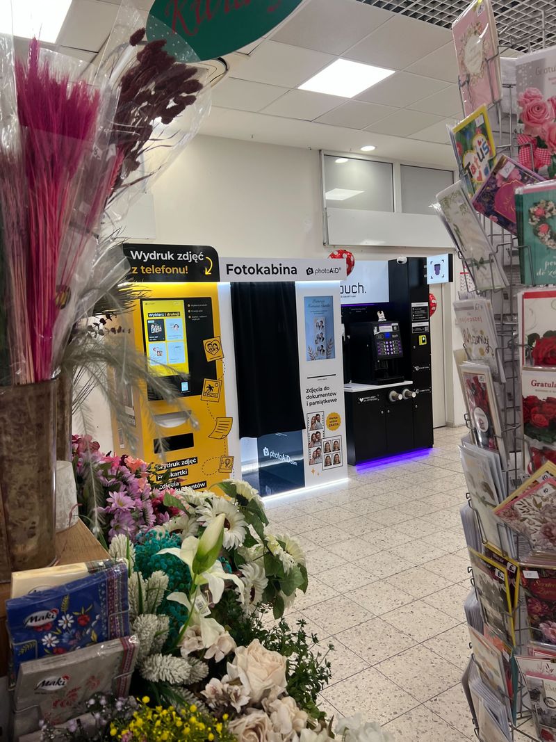 Foto kiosk z fotobudką do wywoływania zdjęć i druku dokumentów A4 w Kaufland Wrocław-Szczepin przy ulicy Długiej