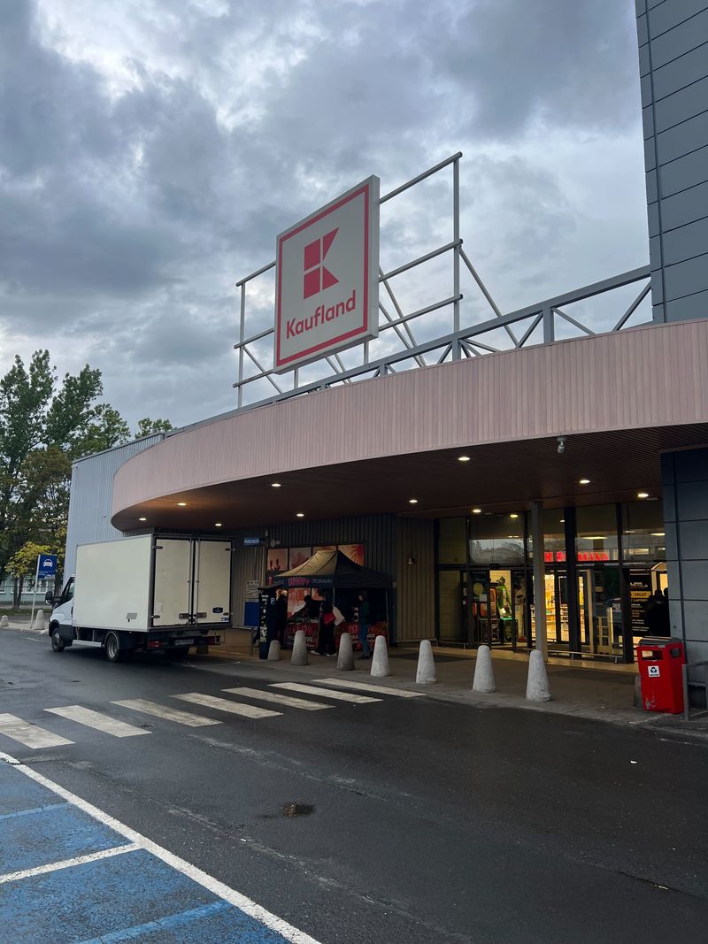 Wywoływanie zdjęć i druk dokumentów A4 w foto kiosku PhotoAiD w Kaufland Wrocław-Szczepin przy ulicy Długiej