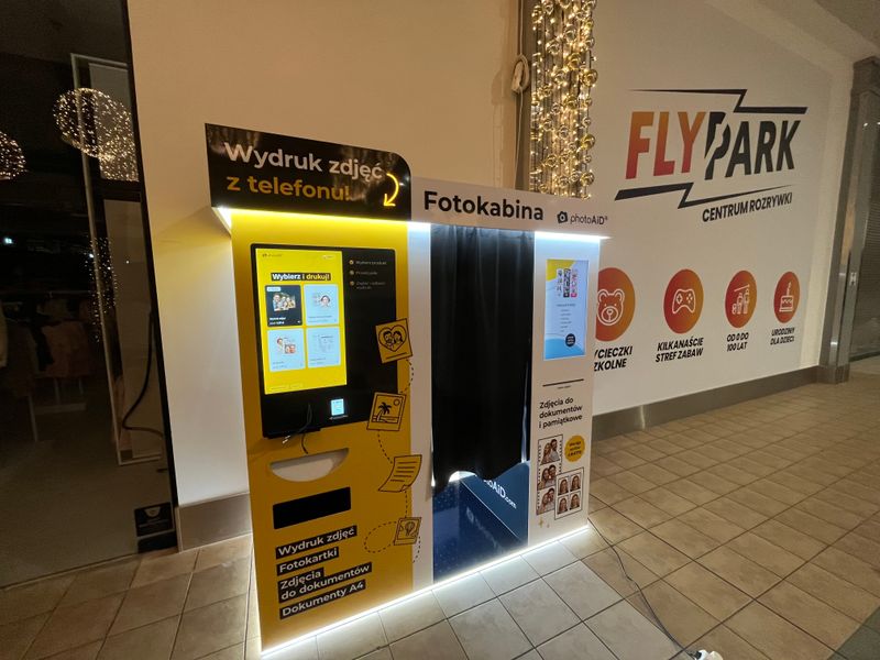 Foto kiosk PhotoAiD połączony z fotobudką w centrum handlowym M1 Bytom