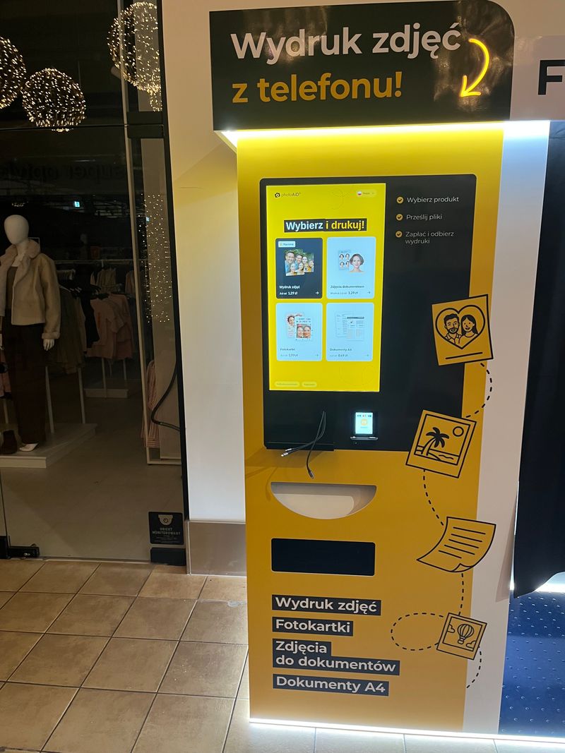 Foto kiosk z fotobudką do wywoływania zdjęć i druku dokumentów A4 w centrum handlowym M1 Bytom