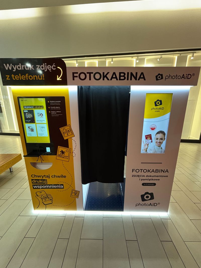 Foto kiosk PhotoAiD połączony z fotobudką w centrum handlowym M1 Zabrze