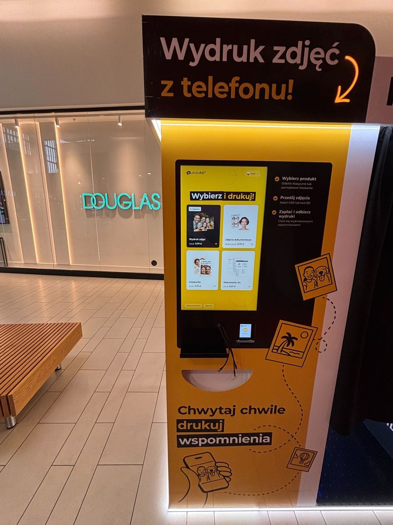 Foto kiosk z fotobudką do wywoływania i wydruku zdjęć w centrum handlowym M1 Zabrze