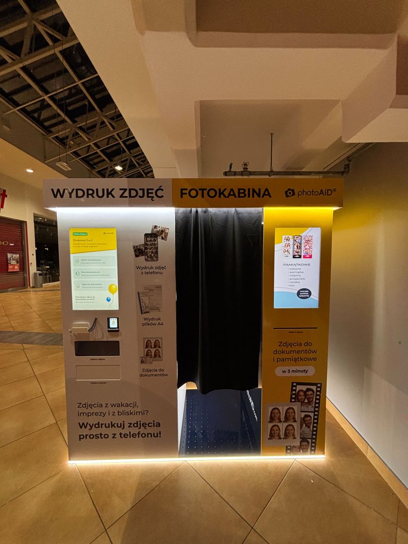 Foto kiosk PhotoAiD połączony z fotobudką w OMNI Molo w Szczecinie