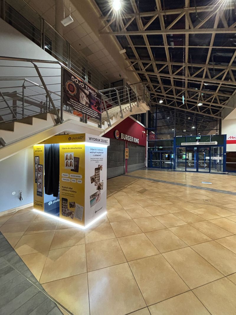 Foto kiosk z fotobudką do wywoływania i wydruku zdjęć w OMNI Molo w Szczecinie