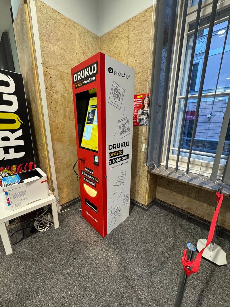 Foto kiosk PhotoAiD do wywoływania zdjęć i druku A4 na Poczcie Głównej w Bydgoszczy