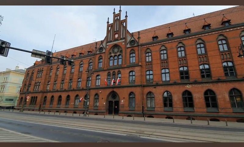 Gmach Poczty Głównej przy Jagiellońskiej 6 w Bydgoszczy z foto kioskiem PhotoAiD