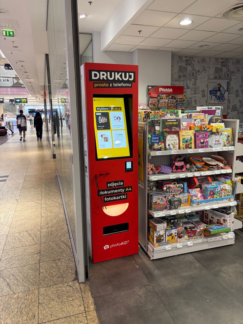 Foto kiosk PhotoAiD w Kraków: widok od strony sali obsługi