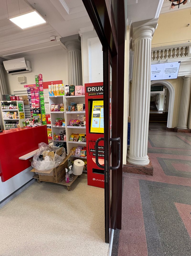 Foto kiosk PhotoAiD w Rzeszów: widok od strony sali obsługi