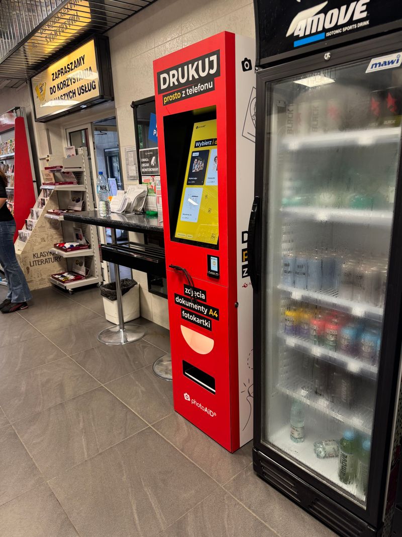 Foto kiosk PhotoAiD w Tarnobrzeg: widok od strony sali obsługi