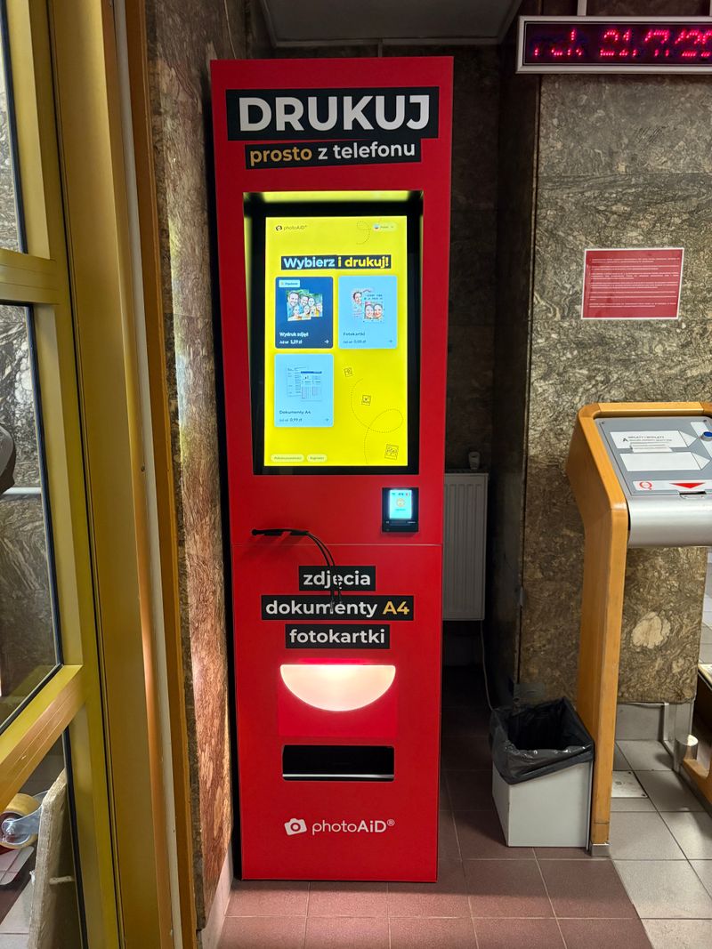 Foto kiosk PhotoAiD w Warszawa: widok od strony sali obsługi
