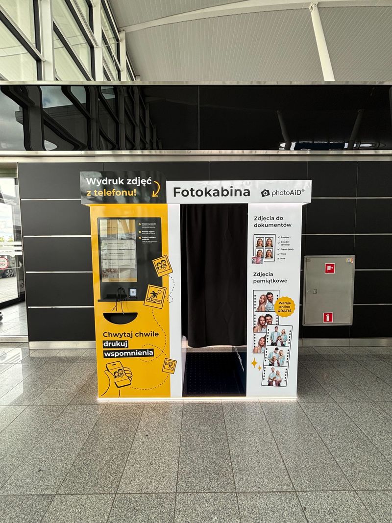 Foto kiosk PhotoAiD połączony z fotobudką na lotnisku Wrocław