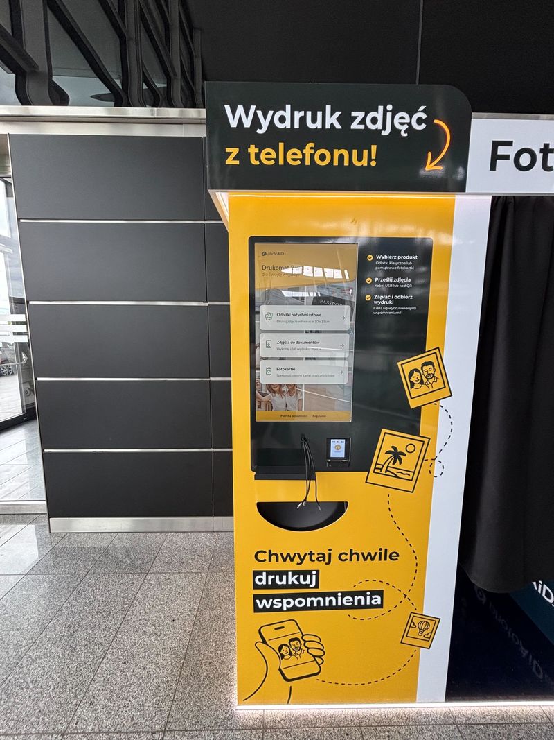 Foto kiosk z fotobudką do wywoływania i wydruku zdjęć na lotnisku Wrocław