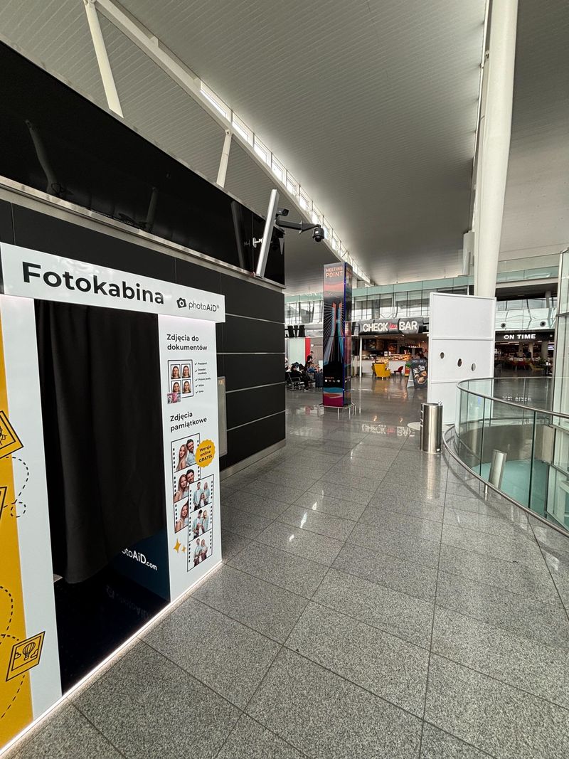 Samoobsługowy foto kiosk PhotoAiD z fotobudką na lotnisku Wrocław