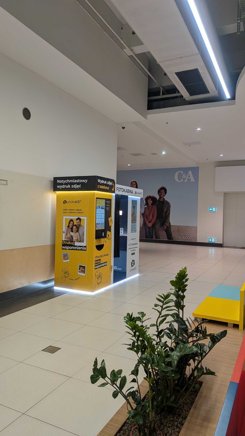 Foto kiosk z fotobudką do wywoływania i wydruku zdjęć w Wola Parku w Warszawie