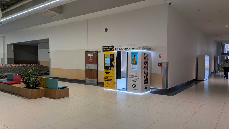 Wywoływanie i wydruk zdjęć w foto kiosku PhotoAiD w Wola Parku w Warszawie