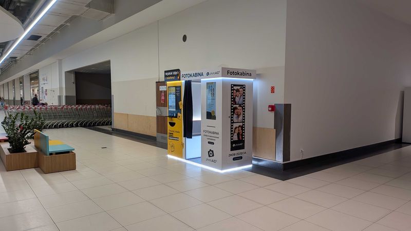 Samoobsługowy foto kiosk PhotoAiD z fotobudką w Wola Parku w Warszawie