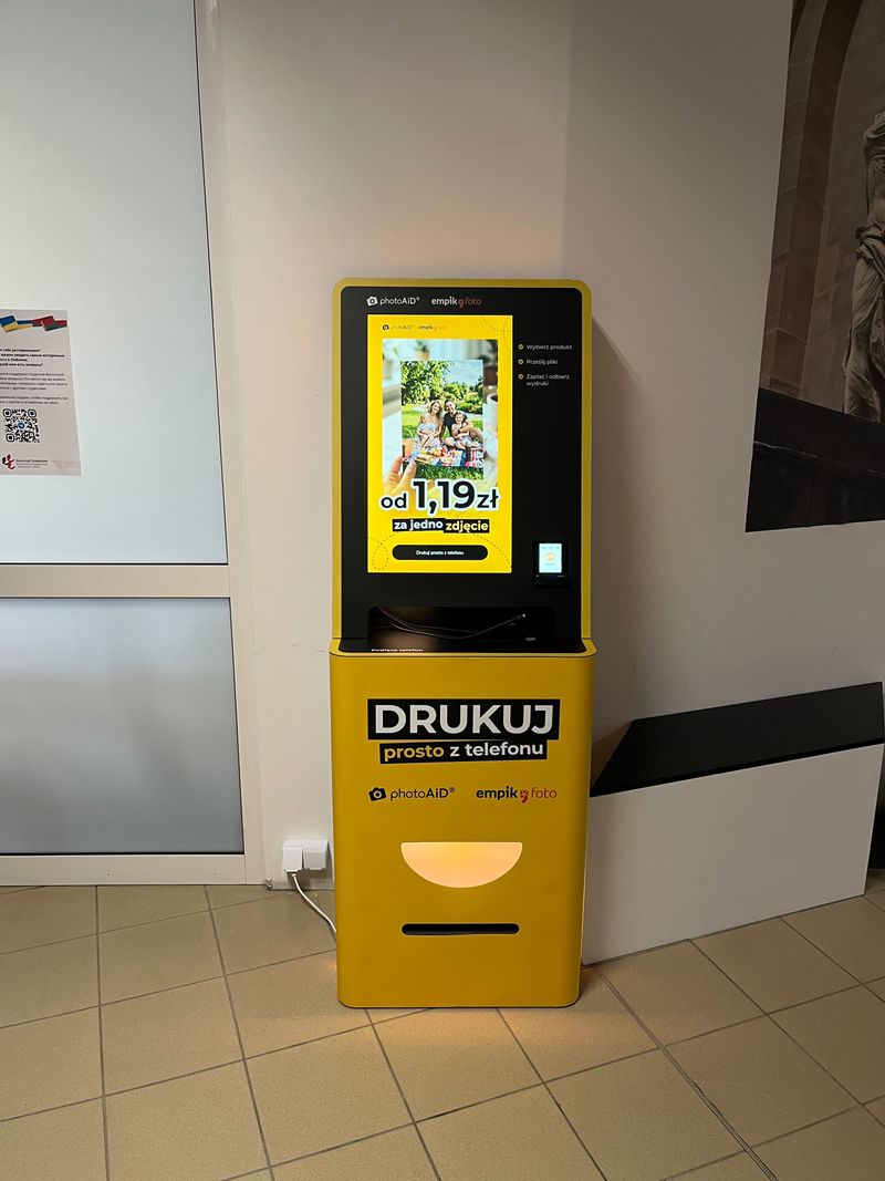 Foto kiosk PhotoAiD na kampusie WSPA w Lublinie
